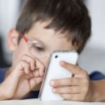 Мутахассислар: смартфондан кўп фойдаланадиган болаларда депрессия ва семизлик кўпроқ учрамоқда