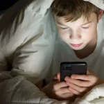 Смартфонни эрта ишлатган болаларда хавфлар кескин ортмоқда