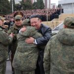 Ким Чен Ин Курск вилоятини миналардан тозалаш операциясидан КХДРга қайтган шимолий кореялик сапёрларни тантанали кутиб олди