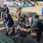 Ким Чен Ин қизи билан дарахт экди