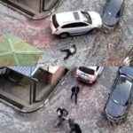 Аёлини &laquo;бегона эркак&raquo; билан ушлаб олган эрнинг ўлишига сал қолди. Эркак рафиқасини унинг иш жойи яқинида бошқа бир эркак билан автомашина ичида кўриб қолган (Видеофакт)