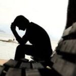 Мен унинг кўзларида умидсизликни кўрдим…&raquo;Шовқин орасида у эди, лекин унинг кўзлари ҳеч нарса демайди. Бир сўз, бир қараш – ҳаммани ўзгартира олади. Тўлиқ ҳикоя сайтда.