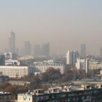 Шиддат билан илғорлаган ҳолда, ўнталикка  кириб олдик!.. Шу тезликда кетсак, ҳавомиз ифлосланиши биринчига ҳам чиқади!