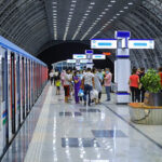 Тошкентда метрода нотаниш қизга тегажоғлик қилган эркак қамалди