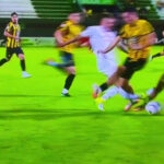 Рақибига жароҳат етказмоқчи бўлган футболчининг ўзи майиб бўлди! (видео)