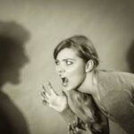 ЖАНЖАЛКАШ АЁЛ: Бу характерми ёки руҳий ҳимоя?  Ё онасидан мерос қилиб олган одат?..