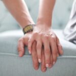 Эрини хиёнатда гумон қилиб, телефонини текширган хотин ўз онасининг видеоларини кўриб даҳшатга тушди