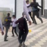 Мактаб директори ўринбосари ва ўқувчи ўртасида муштлашув юз берди (Видео)