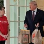 ТЕЗКОР: Трамп Оқ уйга McDonalds курьерини чақириб, унга Эроннинг &laquo;таслим бўлаётгани&raquo;ни эълон қилди!