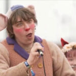 Эстонияда чўчқага тақлид қилиш чемпионти ўтказилди (Видео)