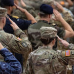 Бизни аскарларни эшик қисқанми?! Қаерга қарама, АҚШ ҳарбийлари!.. Қисқартир!..