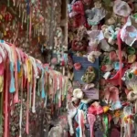 Сақичлардан яратилган ғаройиб девор сайёҳларни ҳайратга солмоқда