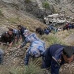 Непалда жарликка қулаган жип ҳалокати қурбонлари сони 20 нафарга етди