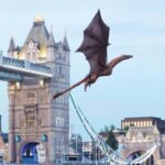 Лондон осмонидан улкан аждаҳо учиб ўтди 