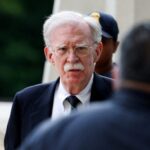Трампнинг миллий хавфсизлик бўйича собиқ маслаҳатчиси судда махфий маълумотларни ноқонуний сақлаганини тан олди – NBC News телеканали