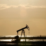 Нефть нархи уч ойлик минимумга тушди