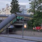 Мюнхенда иккита юк вагони беш метрли баландликдаги кўприкдан автомобил йўлига қулаб тушди