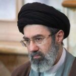 Эрон олий раҳнамоси Мужтабо Хоминаий отаси оятуллоҳ Али Хоминаийнинг дафн маросимида иштирок этмади — The New York Times 