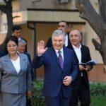 Давлатимиз раҳбари Бекободдаги Дўстлик маҳалласида бўлди