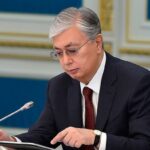 Тўқаев эркакларнинг қучоқлашиб ва ўпишиб кўришишини танқид қилди