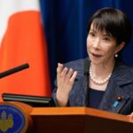 Токио Япония герби тасвирланган ёдгорликдан норози