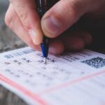 Бир киши 50 та лотерея чиптасини сотиб олди ва кетма-кет 50 марта ютиб олди
