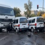 Олмазорда юк машинаси учта транспорт воситаси билан тўқнашди